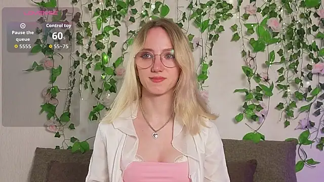 Snapshot of EmmaNovak chatting on March 31, 11:05 pm EmmaNovak online show from March 31, 11:05 pm