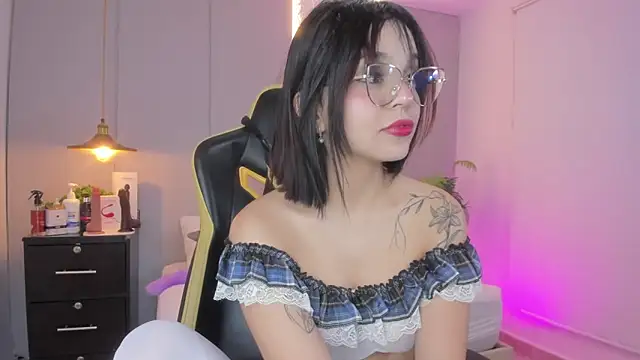 Snapshot of Clara_Luu chatting on February 4, 2:50 am Clara Luu online show from February 4, 2:50 am