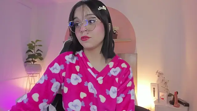 Snapshot of Clara_Luu chatting on February 8, 2:59 am Clara Luu online show from February 8, 2:59 am