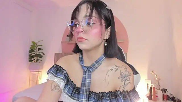 Snapshot of Clara_Luu chatting on February 22, 2:45 am Clara Luu online show from February 22, 2:45 am