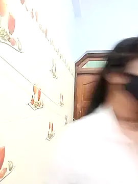 Snapshot of Hot-Soniya733 chatting on February 11, 12:32 pm Hot-Soniya733 online show from February 11, 12:32 pm