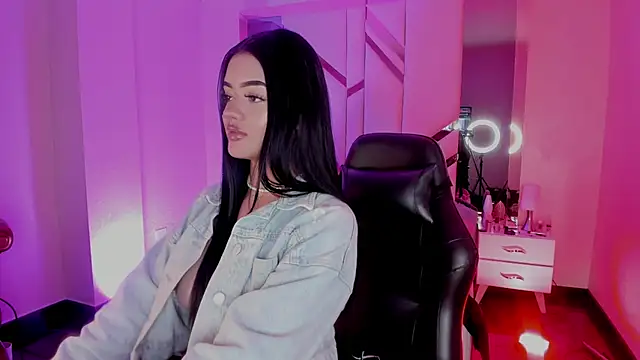 Snapshot of EmmaStonns chatting on October 21, 1:45 pm EmmaStonns online show from October 21, 1:45 pm