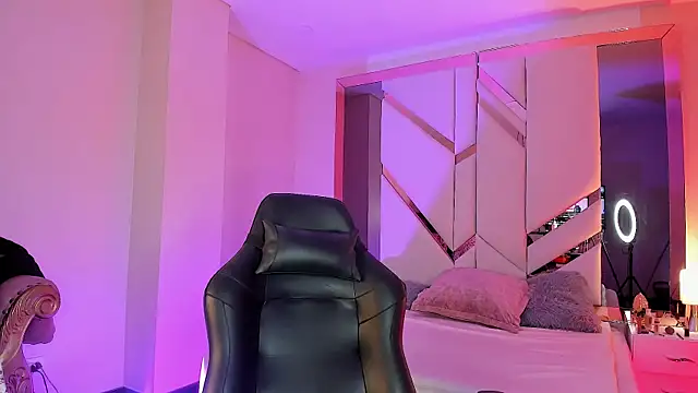 Snapshot of EmmaStonns chatting on November 27, 11:12 am EmmaStonns online show from November 27, 11:12 am