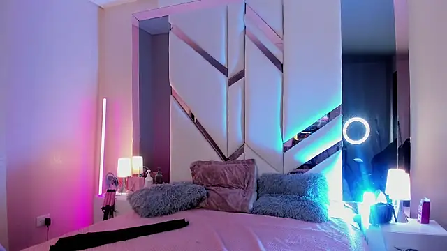 EmmaStonns online show from March 11, 12:33 pm