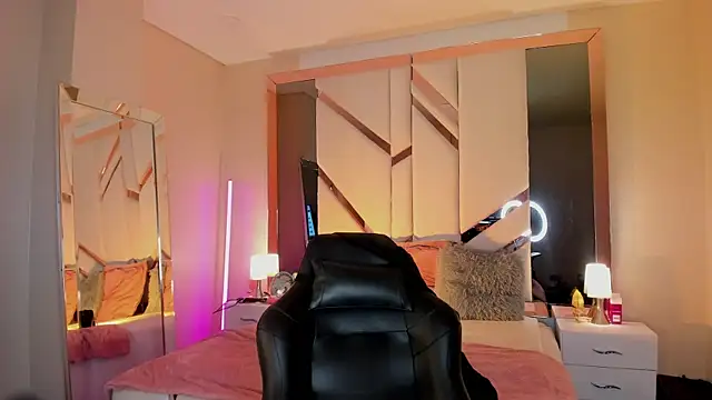 EmmaStonns online show from March 13, 1:07 pm