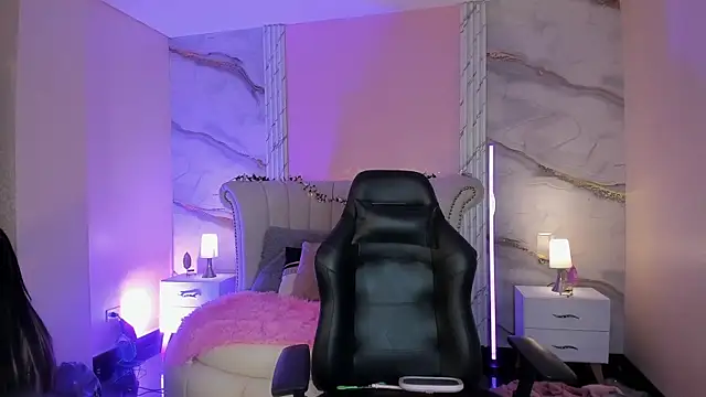 EmmaStonns online show from April 13, 2:33 pm