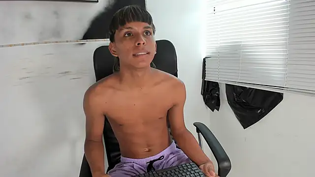 Snapshot of tyler_twink_boy chatting on September 13, 2:06 pm tyler twink boy online show from September 13, 2:06 pm