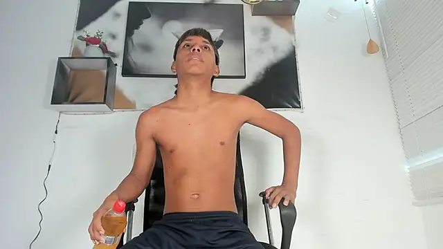 Snapshot of tyler_twink_boy chatting on September 25, 1:15 pm tyler twink boy online show from September 25, 1:15 pm