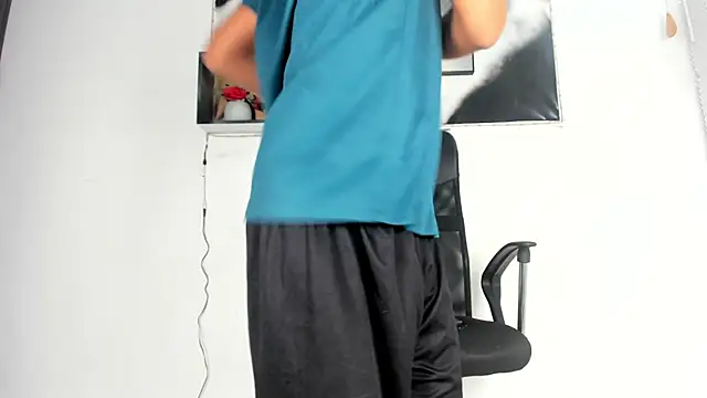 Snapshot of tyler_twink_boy chatting on October 1, 1:50 pm tyler twink boy online show from October 1, 1:50 pm