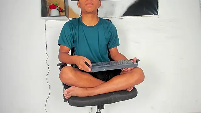 Snapshot of tyler_twink_boy chatting on October 7, 1:08 pm tyler twink boy online show from October 7, 1:08 pm