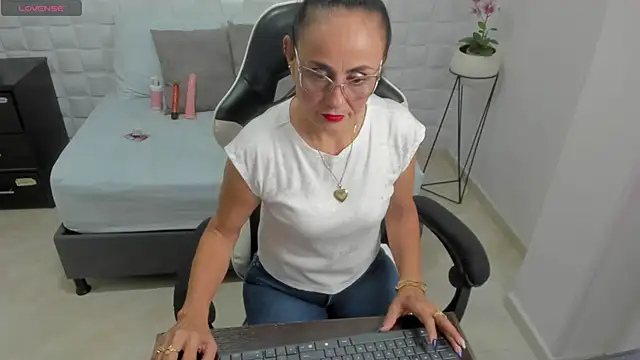 yulitza1025 online show from November 27, 11:56 am