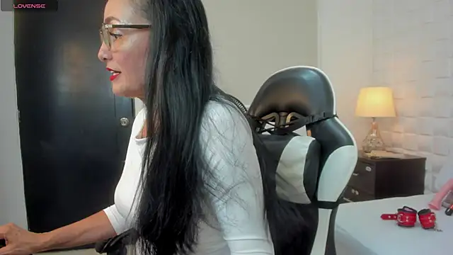 yulitza1025 online show from December 15, 12:31 pm