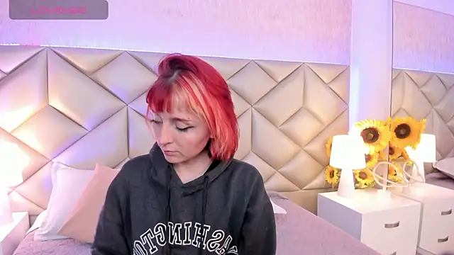 dafnne hall online show from December 19, 4:19 am