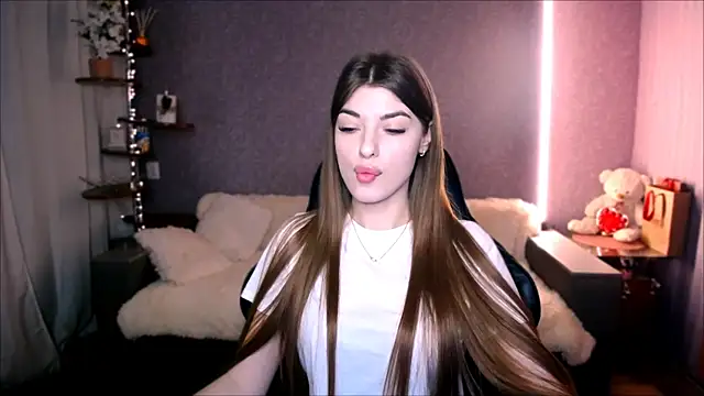 Snapshot of Dianaa_Lee0 chatting on February 19, 8:27 pm Dianaa Lee0 online show from February 19, 8:27 pm