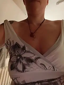Snapshot of Sophierob1 chatting on June 17, 6:49 am Sophierob1 online show from June 17, 6:49 am