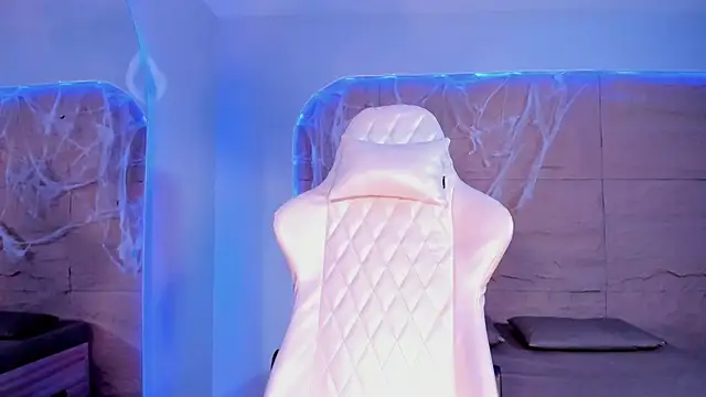 RenataLeclair online show from October 31, 4:30 pm