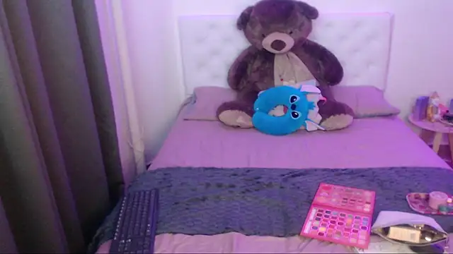 kylie444  online show from November 28, 10:45 pm