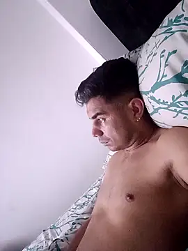 Snapshot of Ffeenniizz chatting on April 5, 12:41 am Ffeenniizz online show from April 5, 12:41 am