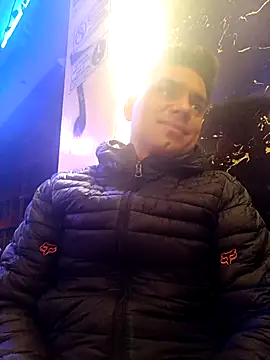 Snapshot of Ffeenniizz chatting on April 13, 7:03 am Ffeenniizz online show from April 13, 7:03 am