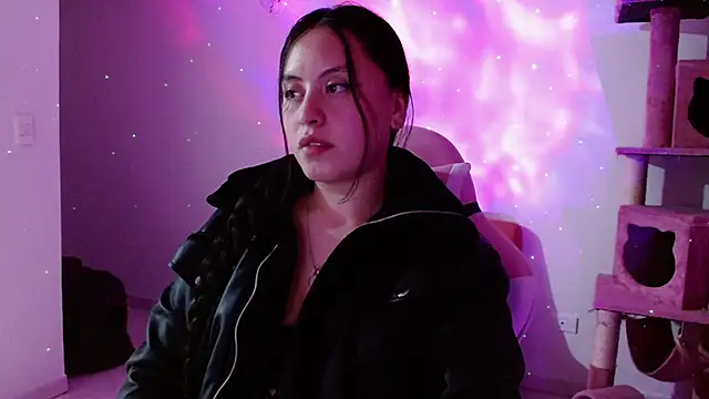 madissooon   online show from December 15, 4:39 am