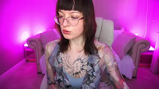 Pixie Peachh online show from November 2, 7:00 am