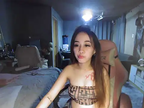 Yummiiieee28 online show from October 29, 2:30 pm