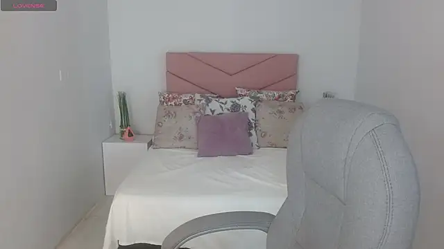 Snapshot of SarayVega_ chatting on October 17, 7:27 pm SarayVega online show from October 17, 7:27 pm