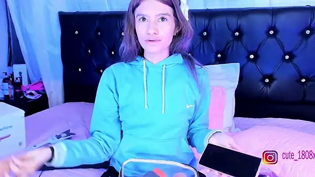 Snapshot of Sofiia_cute_ chatting on October 31, 4:02 am Sofiia cute online show from October 31, 4:02 am