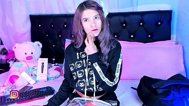 Snapshot of Sofiia_cute_ chatting on November 20, 4:01 am Sofiia cute online show from November 20, 4:01 am