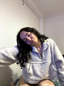 Snapshot of aliceclair_ chatting on October 12, 6:01 am aliceclair  online show from October 12, 6:01 am