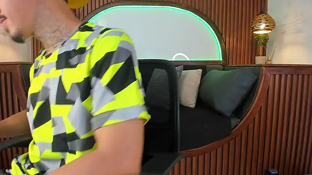 Donovan Desmond online show from December 5, 7:32 pm