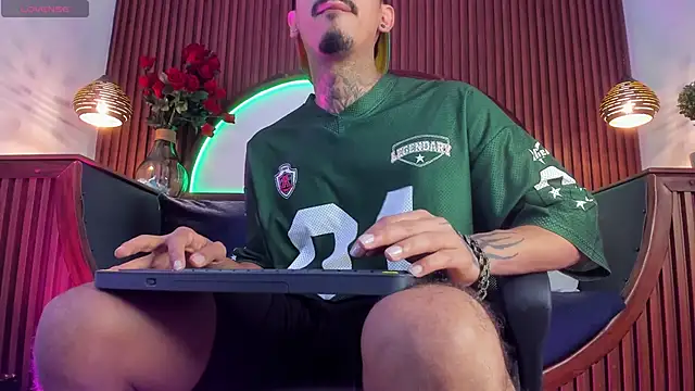 Snapshot of Donovan_Desmond chatting on January 10, 4:14 am Donovan Desmond online show from January 10, 4:14 am