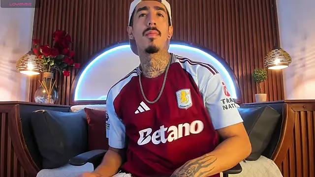 Snapshot of Donovan_Desmond chatting on January 15, 4:50 am Donovan Desmond online show from January 15, 4:50 am