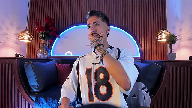 Snapshot of Donovan_Desmond chatting on January 16, 4:05 am Donovan Desmond online show from January 16, 4:05 am