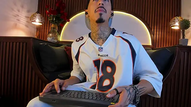 Snapshot of Donovan_Desmond chatting on January 17, 4:06 am Donovan Desmond online show from January 17, 4:06 am