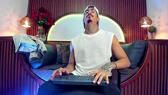 Snapshot of Donovan_Desmond chatting on February 3, 4:10 am Donovan Desmond online show from February 3, 4:10 am