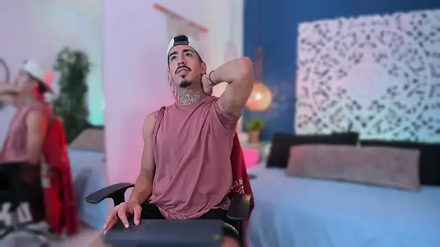 Snapshot of Donovan_Desmond chatting on February 4, 4:18 am Donovan Desmond online show from February 4, 4:18 am