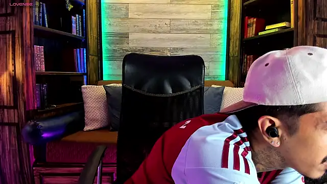 Snapshot of Donovan_Desmond chatting on February 5, 1:32 am Donovan Desmond online show from February 5, 1:32 am