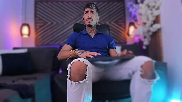 Snapshot of Donovan_Desmond chatting on February 6, 3:44 am Donovan Desmond online show from February 6, 3:44 am