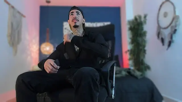 Snapshot of Donovan_Desmond chatting on February 8, 2:59 am Donovan Desmond online show from February 8, 2:59 am