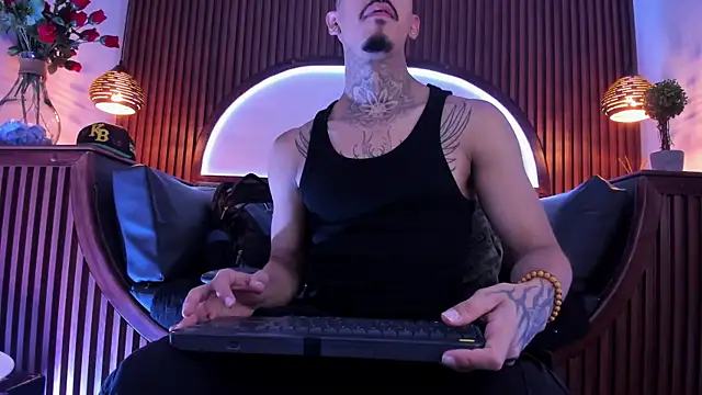 Snapshot of Donovan_Desmond chatting on February 10, 5:00 am Donovan Desmond online show from February 10, 5:00 am