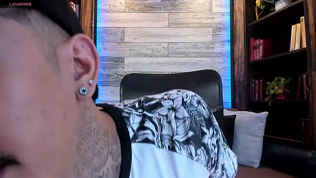 Snapshot of Donovan_Desmond chatting on February 11, 12:26 am Donovan Desmond online show from February 11, 12:26 am