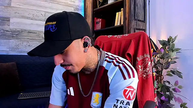 Snapshot of Donovan_Desmond chatting on February 12, 3:56 am Donovan Desmond online show from February 12, 3:56 am