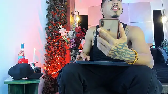 Snapshot of Donovan_Desmond chatting on February 14, 4:31 am Donovan Desmond online show from February 14, 4:31 am