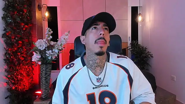 Snapshot of Donovan_Desmond chatting on February 21, 3:40 am Donovan Desmond online show from February 21, 3:40 am