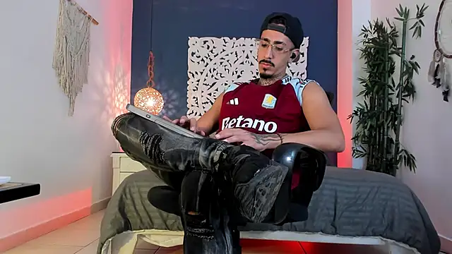 Snapshot of Donovan_Desmond chatting on March 4, 2:50 am Donovan Desmond online show from March 4, 2:50 am