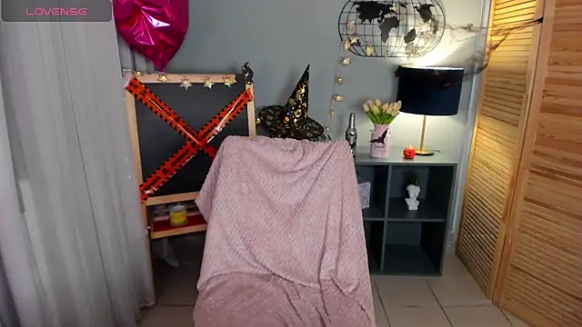 Snapshot of mishapallmer chatting on October 21, 1:50 am mishapallmer online show from October 21, 1:50 am