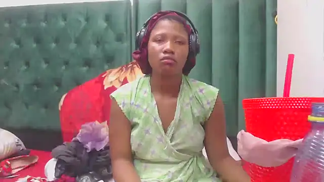 BUNNYCHOWX28 online show from February 18, 6:48 pm