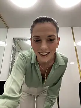 EllyLynn online show from April 4, 5:21 pm