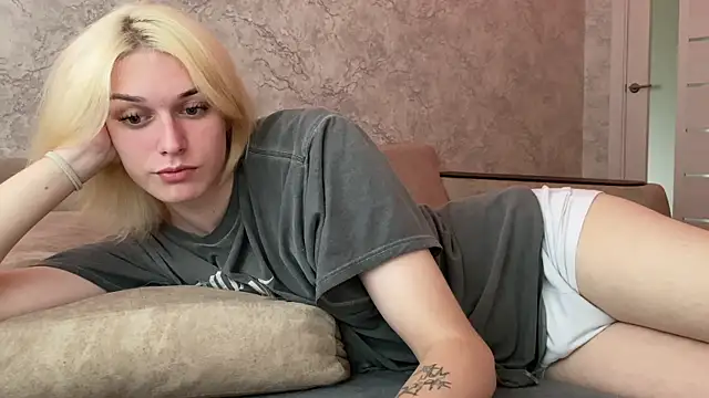 Snapshot of evelina228 chatting on September 18, 7:32 am evelina228 online show from September 18, 7:32 am